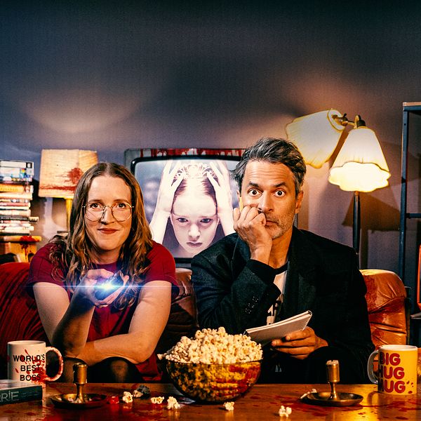 Lydia Farran-Lee och Kim Veerabuthroo Nordberg vid ett bord med tv-apparater och skräckfilmstema