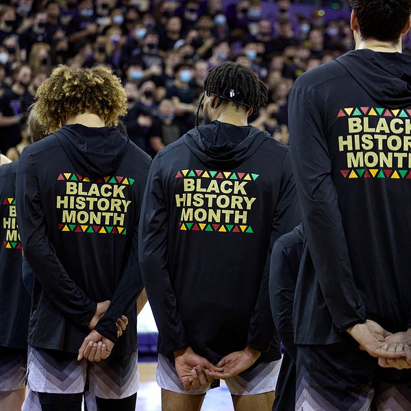 Arkivbild från NCAA college basketball 2022 med spelare från Washington.