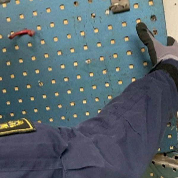 Säkerhetspersonal undersöker en instrumentpanel med många små hål.