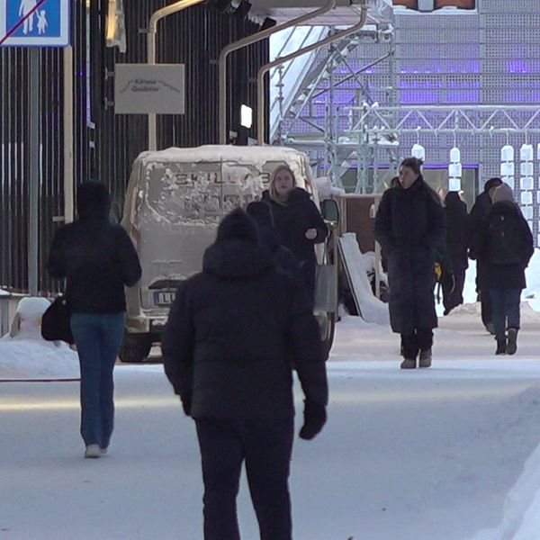 ihmisiä kadulla lumisessa Kiirunassa