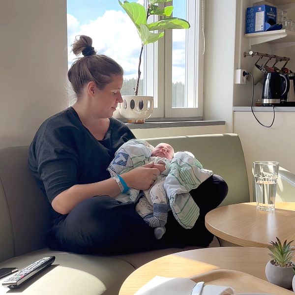 En mamma håller ett nyfött barn på Lycksele BB