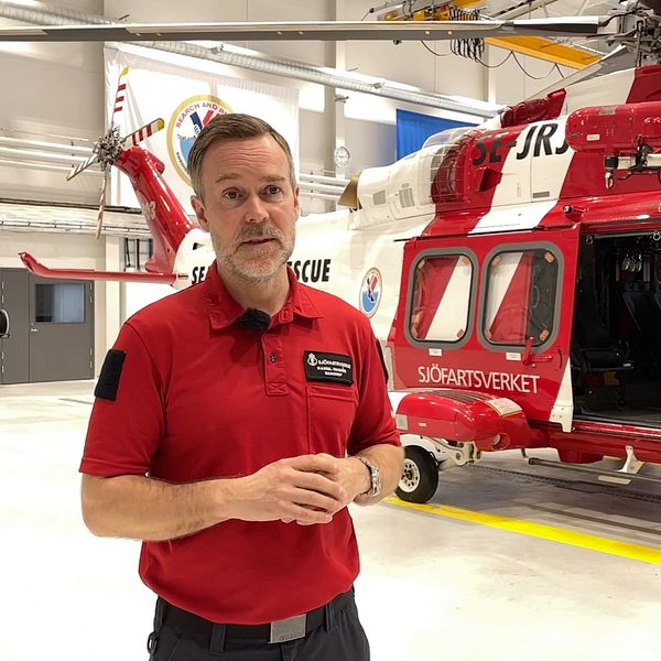 Daniel Regnér, baschef i Kristianstad, står framför helikoptern.