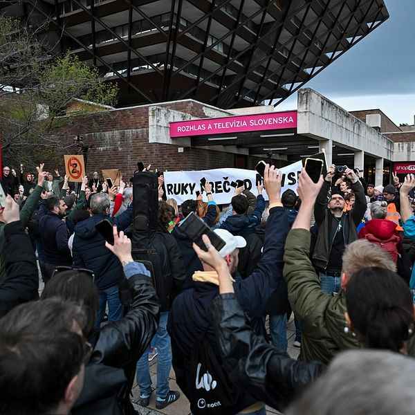 Hundratals människor i en mänsklig kedja runt Slovakiska public service