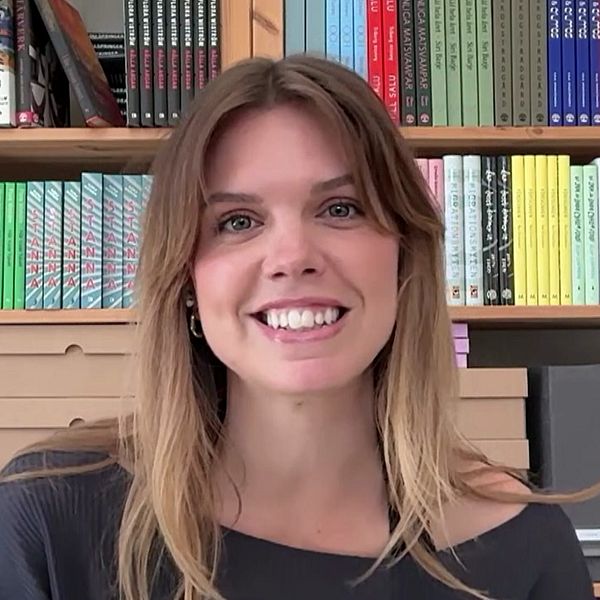 Flora Wiström, författare och influencer, sitter i en intervju i sitt kontor. Hon ser glad ut