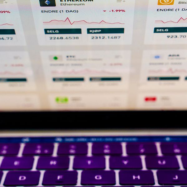 En dator med en öppen skärm som visar en kryptovalutahandelsplattform med olika kryptovalutor och deras senaste prisändringar.