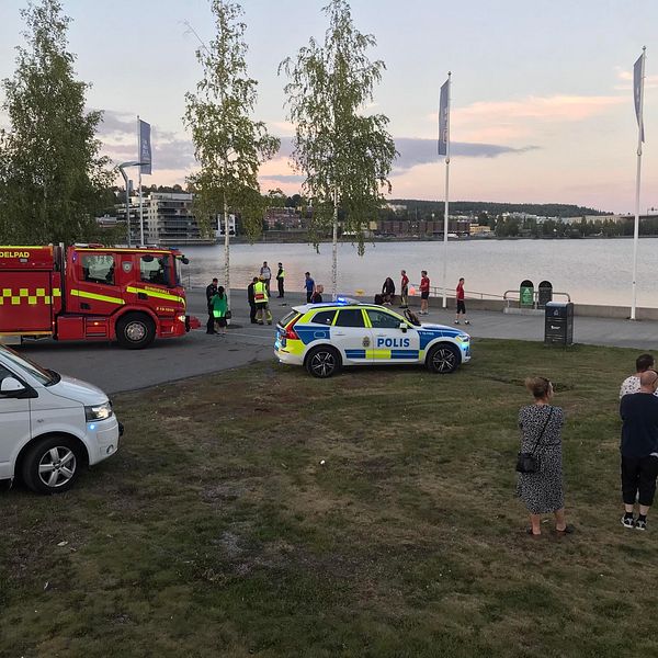 Brandbil vid kajkanten i inre hamnen i Sundsvall