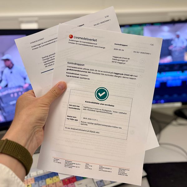 Hand som håller Livsmedelsverkets godkända inspektionspapper på Vaggeryds chark