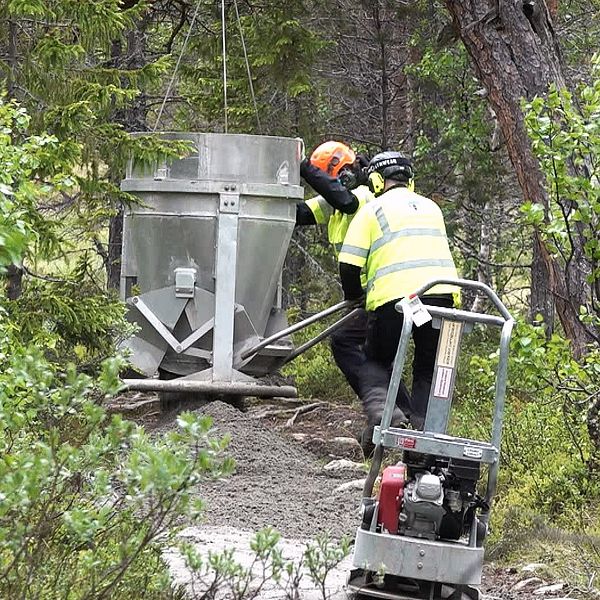 Länsstyrelsen flyger ut grus på vandringsled i Vålådalen