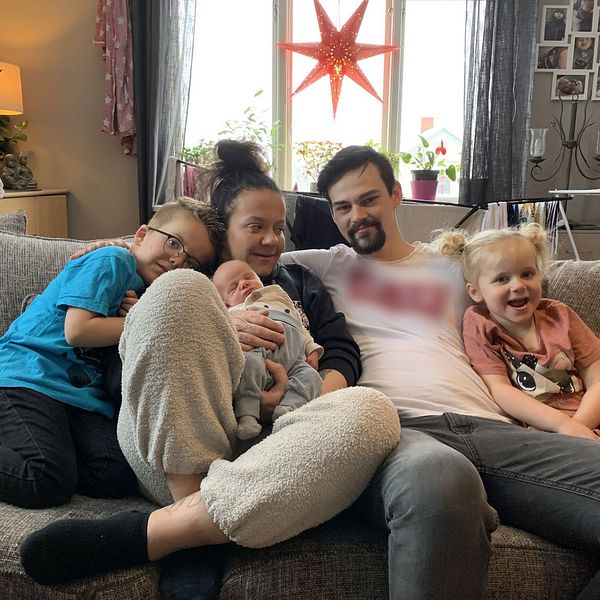 Familj med sin nyfödda son