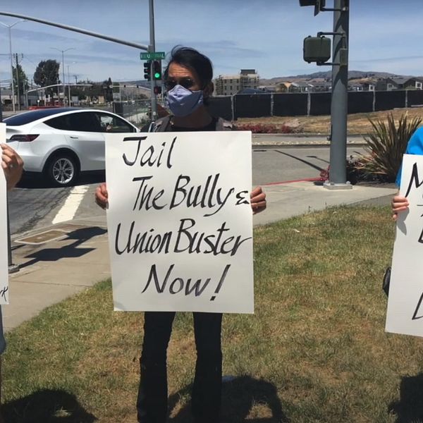 Teslaanställda protesterar vid Teslas fabrik i Fremont, Kalifornien 13 januari 2023