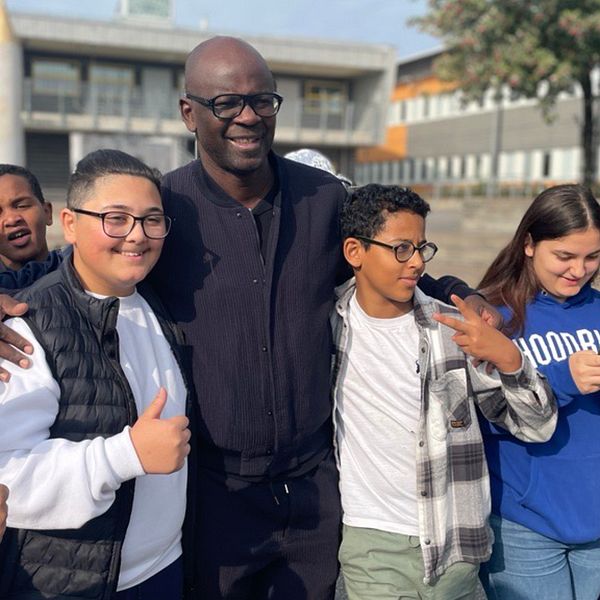 Thuram med en massa barn