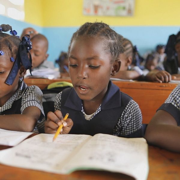 Elever i den numera stängda skolan i Haiti.