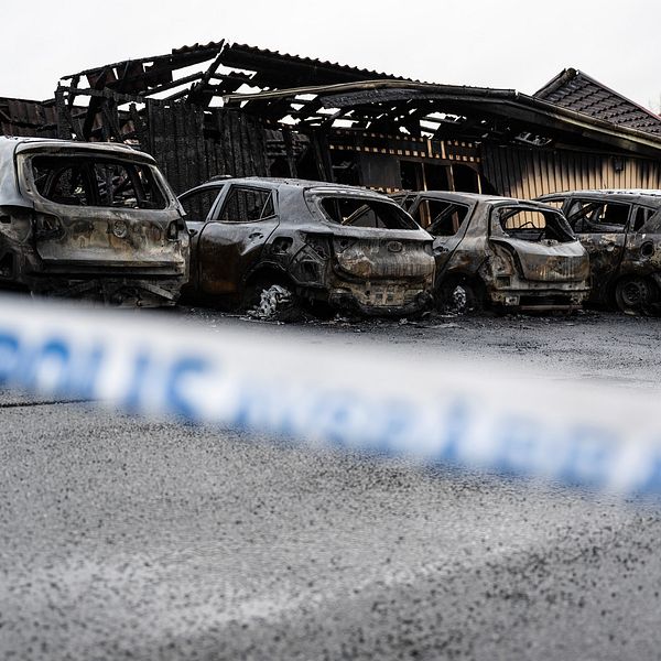 16 fordon skadade efter stor bilbrand på Österåsgatan i Hässleholm under fredagsnatten.