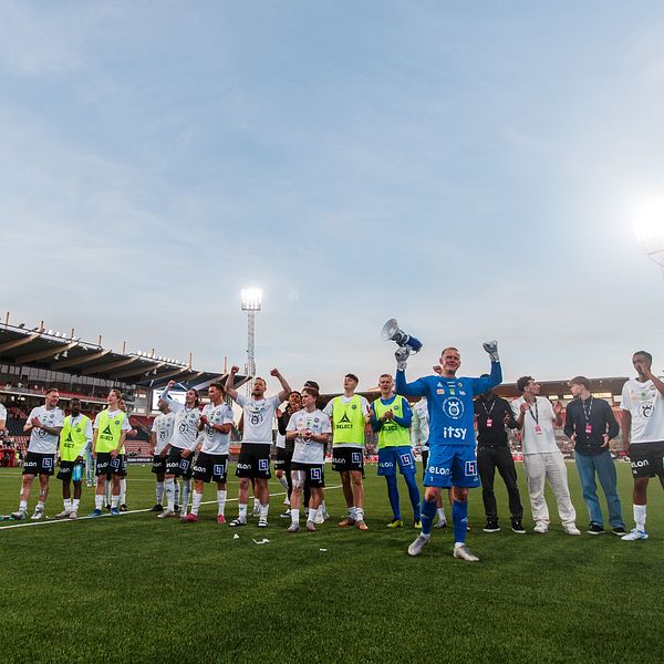 ÖSK-spelare firar derbysegern framför publiken.