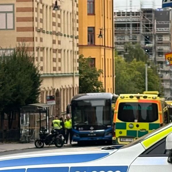 Polisbil och polis framför en olycka