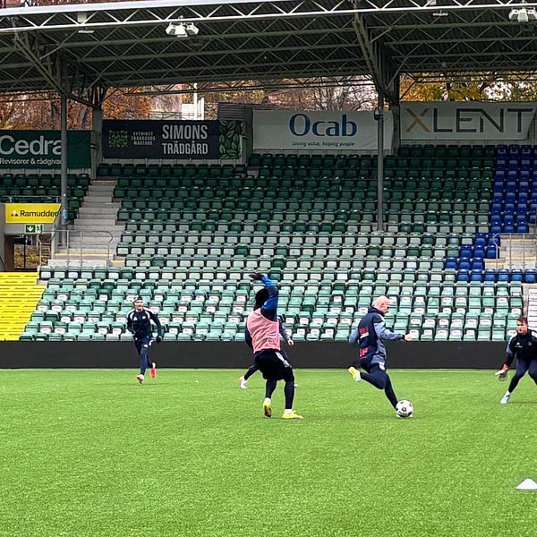 GIF Sundsvalls spelare tränar på planen efter brakförlusten, med målet i bakgrunden