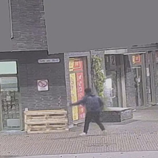 Här kastar gärningsmannen handgranat mot en butiksentré i Hyllie