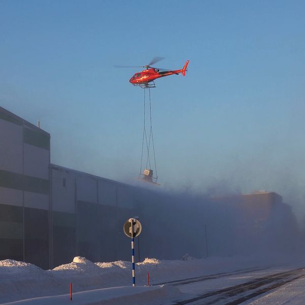 Helikopter skottar tak i Skellefteå