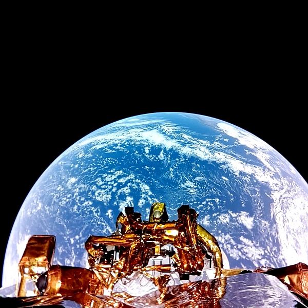 Bild av jorden sedd från rymden med en satellit i förgrunden.