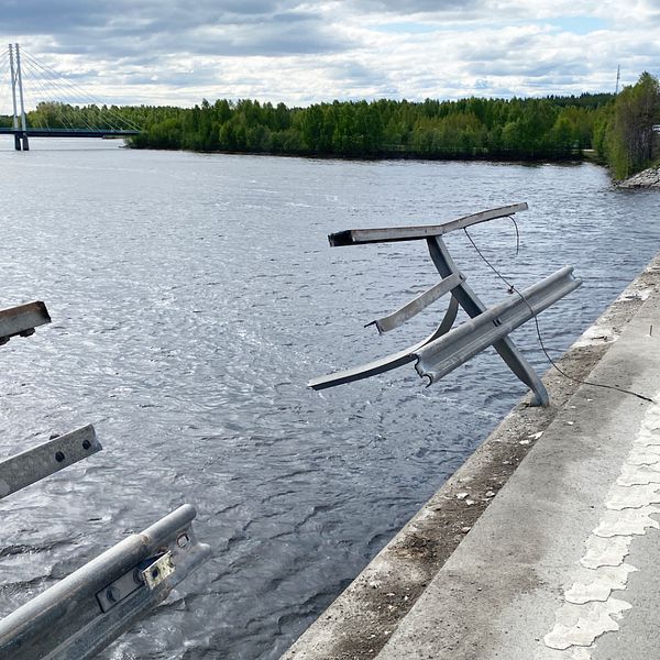 Ett trasigt räcke på Bergviksbron i Piteå.