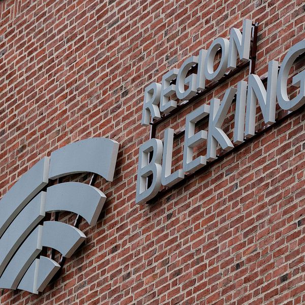 ”Skylt på tegelvägg för Region Blekinge.”