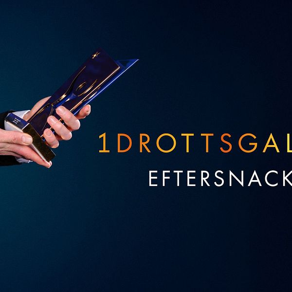 En person i kostym håller i en prisstatyett med texten ”1DROTTSGALAN EFTERSNAK” i bakgrunden, vilket indikerar en sammanställning av händelser efter en sportgala.