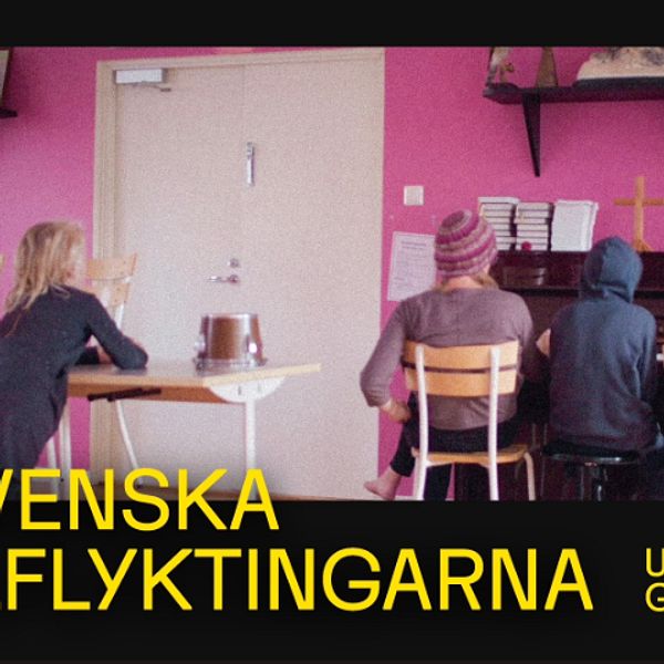 Fyra barn sitter på stolar i ett rum med rosa väggar, bland annat med ryggarna mot kameran och vända mot ett musikinstrument. I förgrunden finns texten ”De svenska skolflyktingarna” och ”Uppdrag granskning” i gula bokstäver.