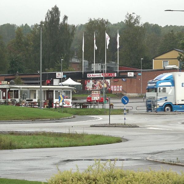 Lastbil kör genom rondell i Guldsmedshyttan, småort påverkad av industrinedläggning.