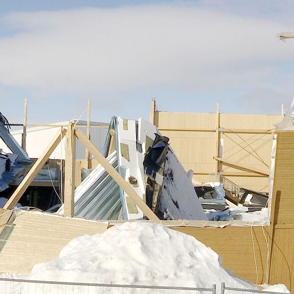 Bråte efter att taket rasat samman på Tarfalahallen i Kiruna.