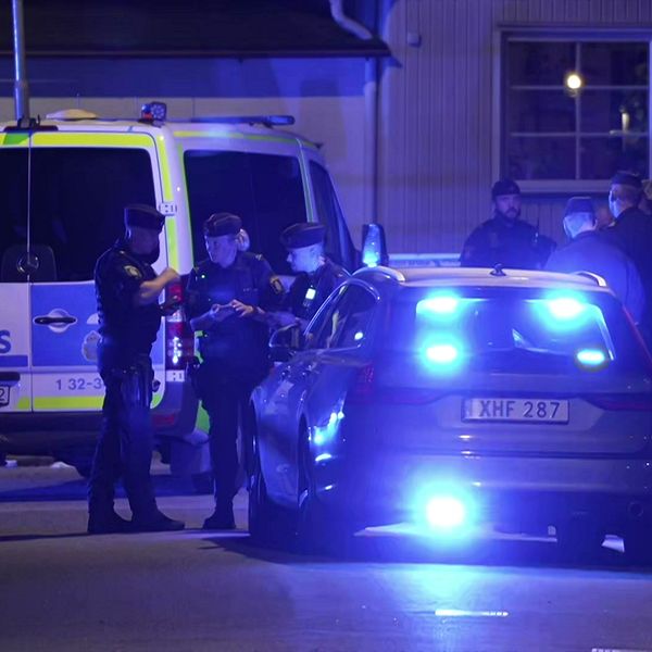 Polisbil vid villakvarter i Tullinge
