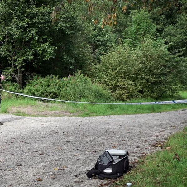 En polis som går vid en avspärrning i Borås.