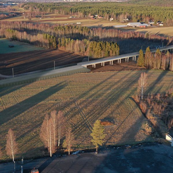Flygbild över planerad brobyggnation vid Norrbotniabanan i skogsområde