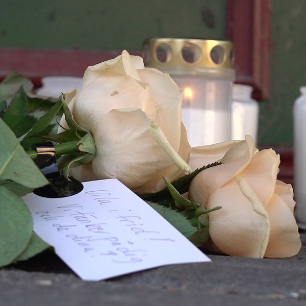 blommor och tända ljus framför pub i sandviken