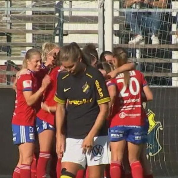 Fotbollsspelare kramas