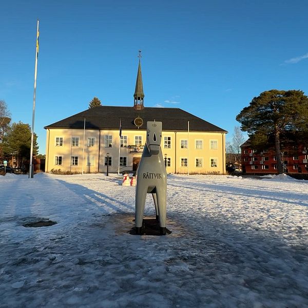 rättviksbyggnad och en dalahäst