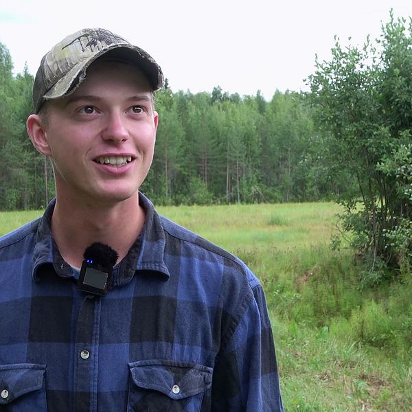 Julian Ersson pratar till kameran