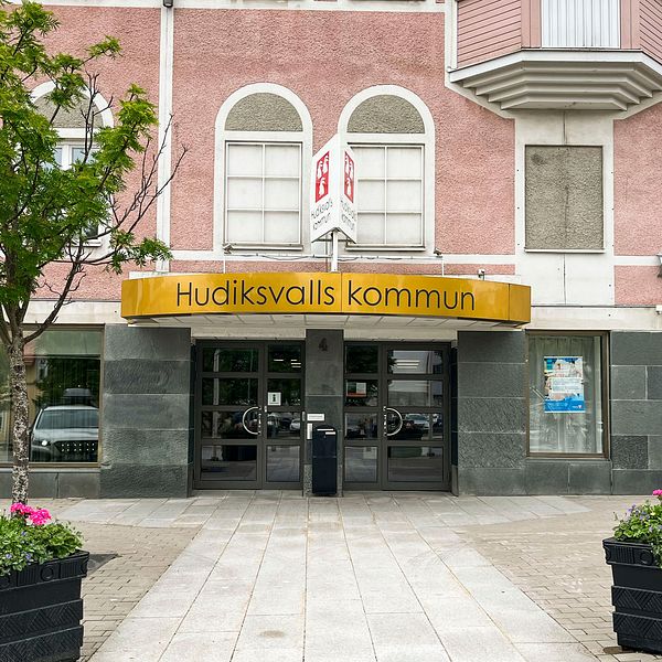 Hudiksvalls kommunhus med entré och skylt framför byggnaden