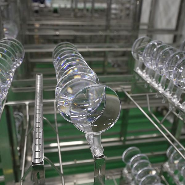 Glasprodukter på löpande band i kinesisk fabrik inför export till Europa.