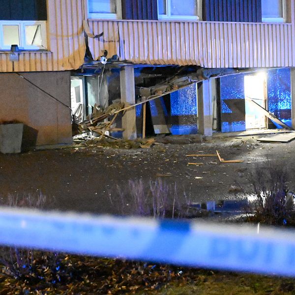 En dörr lossnade och fönsterrutor krossades i den kraftiga explosionen i Norrköping under natten till måndagen.
