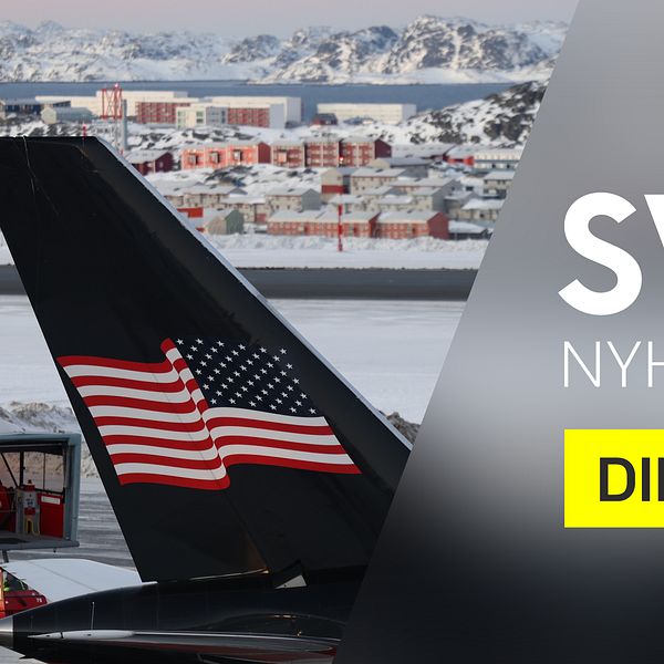 Luftplan med amerikansk flagga vid snötäckt landskap och SVT Nyheter Direkt-logotyp.