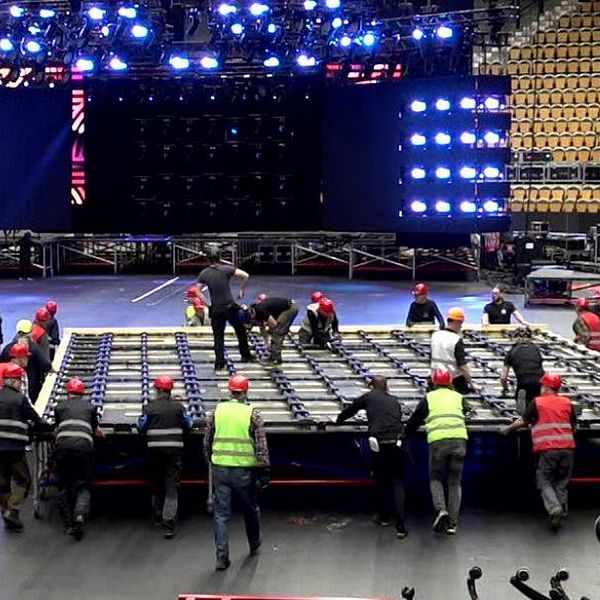 Arbetare lägger golv inför Melodifestivalen i Husqvarna garden 2025.