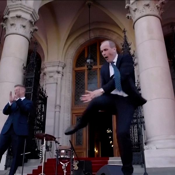 Ungerns hälsominister dansar utanför en byggnad vid Peter Magyars tillträde
