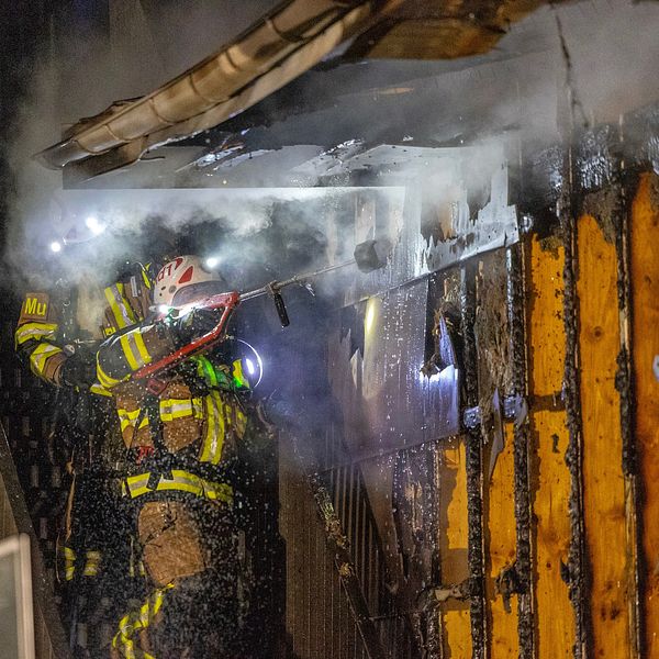 Räddningstjänsten släcker en brand i en restaurang i Lysekil
