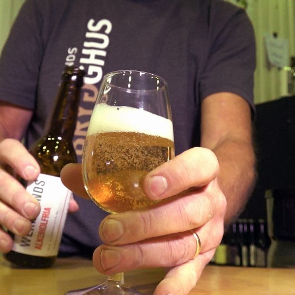 En öl från Wermlands bryggeri har hällts upp i ett glas av en man.