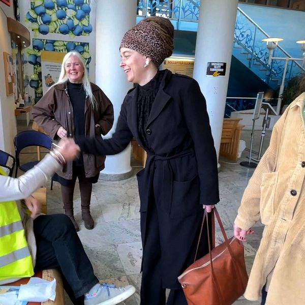 fyra kvinnor i entren till sollefteå sjukhus