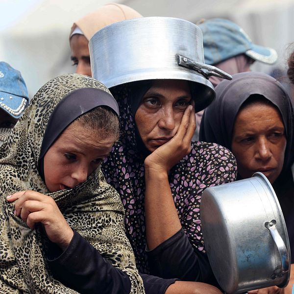 Hungriga civila i Gaza väntar med kastruller under matutdelning enligt Unicefs Tess Ingram.