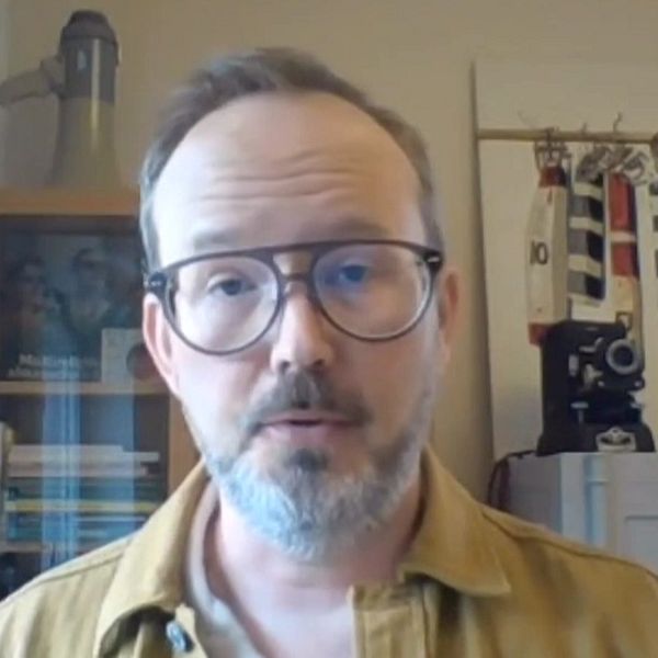 Antti Yliselä i ett rum, talar om minoritetspolitik.
