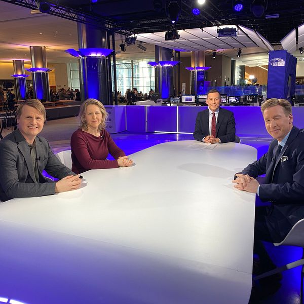EU-korrespondenterna Wiktor Nummelin, TT, Rikhard Husku, svenska YLE och Sigrid Melchior Dagens Nyheter i en tv-studio i EU-parlamentet i Bryssel.