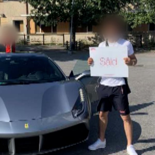 Man framför ferrari som håller i skylt som det står SÅLD på