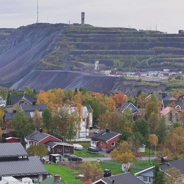 Vy över Kirunas stad och gruva med bostäder i förgrunden